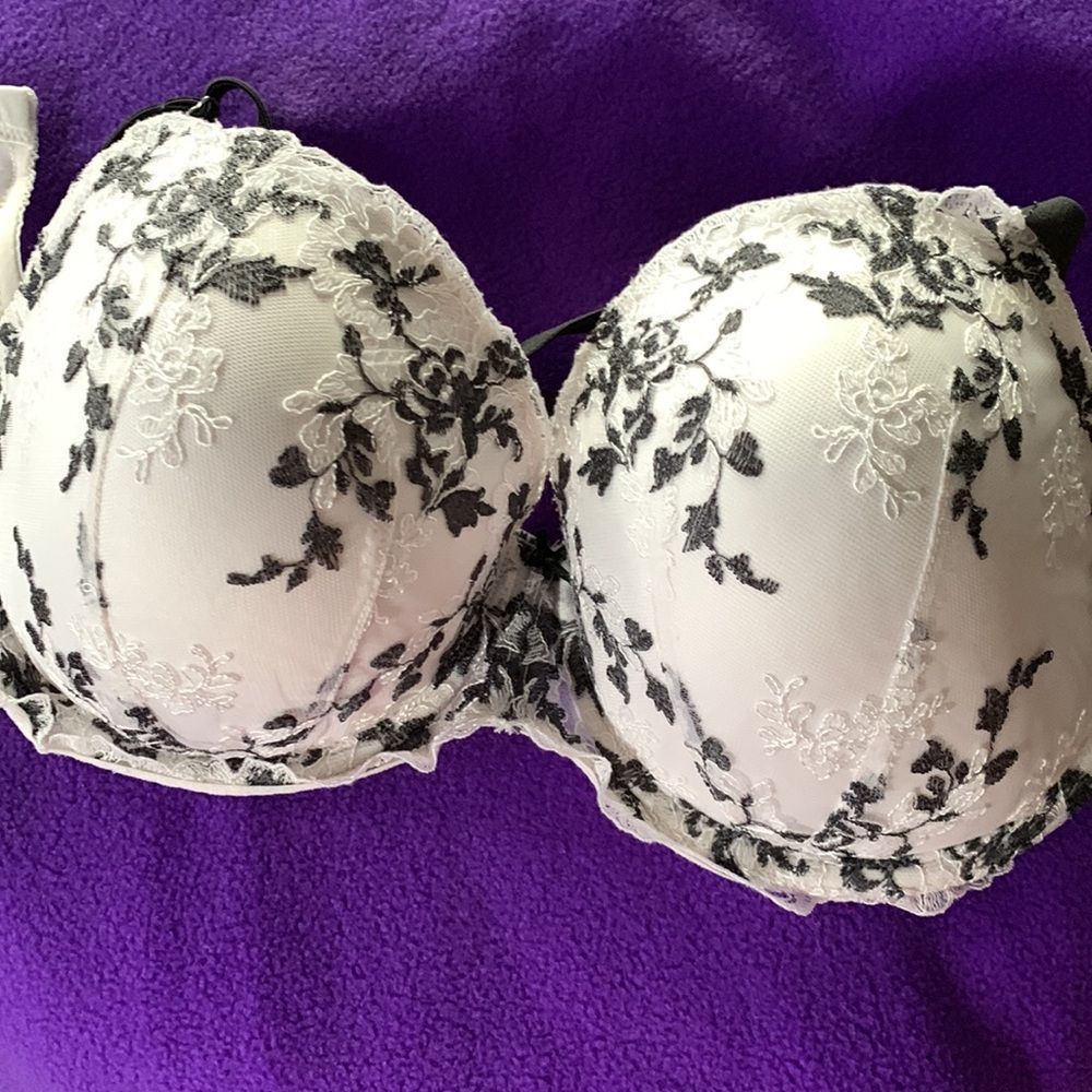 NWT Victoria’s Secret Demi Black & White Lace Bra